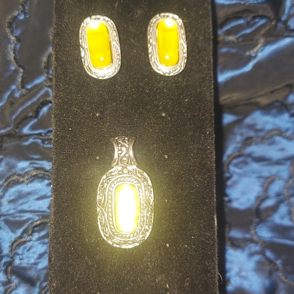 Silvertone pendant & earrings set